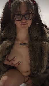 DireTuttoedipiu 😈 on X: Ciao mi chiamo Sophie.Sapphire, Sono una ragazza  18enne di Venezia italiana 🇮🇹e sono qui per fare festa con te. 🎉 Sul mio  canale telegram puoi trovare tanti spoiler