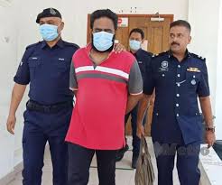 Syarikat almas beauty & health sdn bhd dihadapkan ke mahkamah majistret kuala kubu bharu di sini, hari ini atas pertuduhan mempunyai produk yang bukan keluaran berdaftar. Penarik Kereta Didakwa Ugut Bunuh Polis