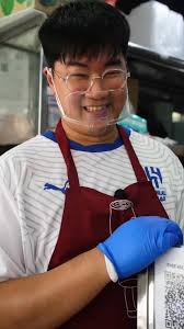 This hawker offers FREE-FLOW chye poh with his chee cheong fun! He also  serves comforting bowls of porridge cooked with nourishing pork bone broth  🙌 #8dayseat #hawker #singapore