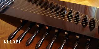 Angklung adalah alat musik tradisional yang terbuat dari bambu, dibunyikan dengan cara digoyang. 10 Alat Musik Tradisional Dari Jawa Barat Beserta Gambarnya Coldeja Blog Seputar Informasi Menarik Unik Dan Bermanfaat