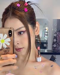 Ca sĩ Đức Phúc 'chơi lớn' dùng hẳn 2 cây son đặt lên xương quai xanh