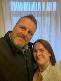 Last hair appt before xmas, do I keep it slightly longer and grow it out or  get a couple of inches cut off and have the shorter style? Thanks