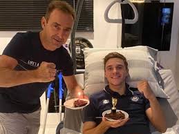 El ciclista belga remco evenepoel se siente feliz tras recibir el permiso de los médicos para volver a entrenar en la bicicleta. Evenepoel Remco Val