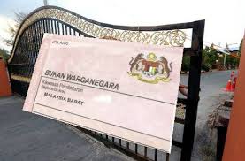 Kecuali bagi anak angkat perempuan beragama islam, bila dia akan menikah maka yang bisa menjadi wali nikahnya hanyalah orangtua kandungnya bila menggunakan lembaga adat, penentuan waris bagi anak angkat tergantung kepada hukum adat yang berlaku. Dhrra Malaysia Jabatan Pendidikan Harus Sedar Bukan Semua Murid Bukan Warganegara Adalah Warga Asing Setiap Tahun Ramai Murid Bukan Warganegara Menghadapi Cabaran Yang Sama Walaupun Menteri Dan Timbalan Menteri Sudah