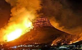 The capital of western cape province, it is also the legislative capital of the nation. Major Inferno Engulfs Famous Cape Town Landmark In South Africa Blaze Video World News Express Co Uk