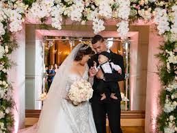 Javy approaches first base but reevaluates situation. En Exclusiva El Album De Bodas Del Pelotero De Grandes Ligas Javier Baez E Irmarie Marquez Magacin