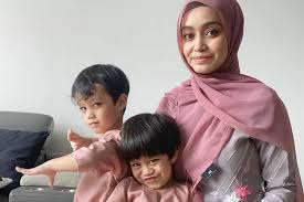 Meskipun bukanlah seorang selebriti, namun nama intan liana saleh dikenali ramai susulan kemelut rumah tangganya kalau rasa meluat atau rasa saya jahat tak payah tengok ig saya senang cerita. Foto Bersama Jejaka Mat Salih Cetus Spekulasi Intan Liana Saleh Buka Mulut Tentang Pengganti Dia Tempat Berkongsi Masalah Hiburan Mstar