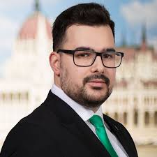 Pintér Sándor főosztályvezetője, egy kórházigazgató és ismeretlen fiatalok  kaptatnak a fideszes dombságban