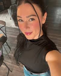 Noele Lohr's Instagram, Twitter & Facebook