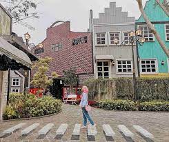 Disini kamu bisa mengikat janji cinta kamu dengan pasangan kamu dengan memasang gembok di jembatan cinta. Wisata Nuansa Eropa Devoyage Bogor Kota Bogor Jawa Barat Tiket Masuk Rute Dan Penginapan Terdekat Kota Bogor Kota Eropa