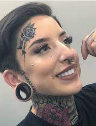 Blumige Hals Und Gesichtstattoos Mit Hautakzenten Tattoos And Body Art Inspiration Art Blumige Bo Face Tattoos For Women Face Tattoos Face Piercings