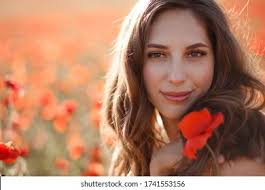 83 mil resultados de imágenes, fotos de stock e ilustraciones libres de  regalías para Woman portrait in red field of poppies