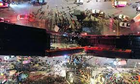 An elevated section of the mexico city metro collapsed and sent a subway car plunging toward a busy boulevard late monday, killing at least 20 people and injuring about 70, city officials said. Kf5ta0kawfvmhm