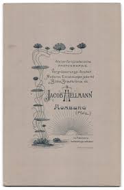 Fotografie Jacob Hellmann, Homburg /Pf., Lächelndes Mädchen in festlichem  karierten Kleid mit einem Bildband