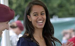Malia Obama roba miradas en diminuto vestido