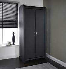 Die betreiber aufbau dieses portals haben es uns gemacht. Schwarzer Kleiderschrank Verleiht Dem Schlafzimmer Eine Mannliche Note