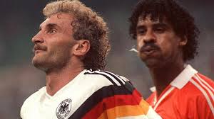 Die einst so stolze, niederländische fußballnation erlebte in den vergangenen jahre einen schleichenden niedergang. Deutschland Gegen Holland In Der Em Quali Woher Kommt Die Grosse Rivalitat