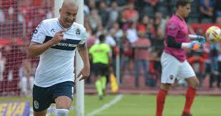 Fútbol internacional santiago silva es suspendido por dopaje en argentina. El Tanque Silva Cambia De Camiseta Y Alcanza Un Curioso Registro En Argentina