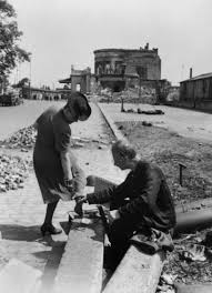 Erste Hilfe Ein Ambulanter Schuster 1946 Vor Der Ruine Des Bahnhofs In Potsdam Mit Bildern Bilder Einestages Geschichte