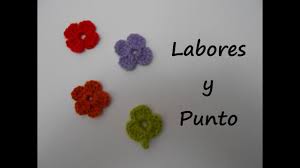 En este vídeo les enseño hacer cuatro modelos diferentes de flores tejidas a crochet o ganchillo de múltiples aplicaciones como moños materiales: Como Tejer Una Flor Pequena Ganchillo O Crochet Youtube