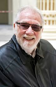 Elment Ő is, egy különleges ember a "régi nagyok" közül. Igen, nekem ő  televízós újságíróként egy volt azok közül, akikre figyeltem, mert nem  lehetett nem figyelni rá. Műveltsége és szakmai intelligenciája az