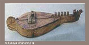 Sarone adalah alat musik tiup yang berasa dari kab bima, dompu, nusa tenggara barat. Alat Musik Tradisional Nusa Tenggara Barat