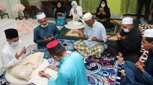 Penghulu yang mengaku hanya melihat sule melalui layar kaca kini merasakan perasaan sule saat akan melangsungkan akad nikah. Akad Nikah Dibenar Hingga 250 Tetamu