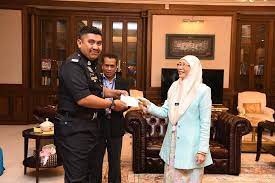 Mungkin ramai yang terkejut dengan keputusan ini. Dr Wan Azizah Ismail En Twitter Berkesempatan Menghulurkan Sedikit Bantuan Persekolahan Anak Anak Kepada Kakitangan Pejabat Timbalan Perdana Menteri Bagi Meringankan Beban Semoga Bermanfaat Dan Mereka Terus Istiqamah Dalam Menjalankan Tugas Masing