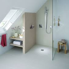 Kleines Bad Gestalten Und Kreativ Dekorieren Inspirierende Beispiele Deko Ideen Fur Badezimmer Badezimmer Dachgeschoss Kleine Badezimmer Badezimmer Dachschrage
