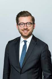 Sveinung rotevatn (born 15 may 1987) is a norwegian politician for the liberal party. Sveinung Rotevatn Store Norske Leksikon