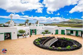 San bartolomé era el patrón de aquellos que trabajan las pieles, fabrican o usan cuero, guantes, abrigos, cinturones y botas, encuadernadores, pastores y vaqueros. San Bartolome Die Inselmitte Und Das Monumento Del Campesino