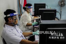 Pendaftaran ppdb jabar 2021 dibagi menjadi dua tahap. Hari Pertama Ppdb Sd Smp Di Jabar Berjalan Lancar Republika Online