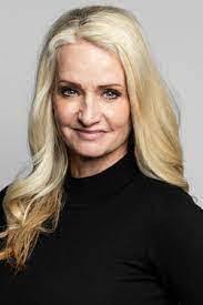 Laurie Pare's Instagram, Twitter & Facebook