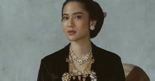 Model baju pengantin adat jawa timur modern semakin bervariasi seiring perkembangan tren fashion pengantin. Pakaian Tradisional Jawa Tengah Yang Elegan Popmama Com