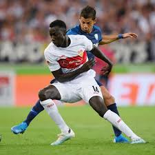 Sollte sich die schwere knieverletzung bestätigen und silas lange lange ausfallen, wird ein verbleib natürlich wahrscheinlicher ich hoffe aber, dass man gonzalez dann auch behalten kann, sonst sind nämlich die beiden wichtigsten offensiv außen. Vfb Stuttgart Silas Wamangituka Soll Unter Falschem Namen Spielen