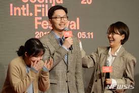 연출을 맡은 전지희 감독이 사법고시에 실패해 고향으로 돌아온 주인공 기태의 삶과 극도극장의 각본/감독 : ìž¥ë‚œìŠ¤ëŸ¬ìš´ ë‹µë³€ìœ¼ë¡œ ë¹µí„°ì§„ êµ­ë„ê·¹ìž¥ íŒ€ ê³µê°ì–¸ë¡  ë‰´ì‹œìŠ¤í†µì‹ ì‚¬