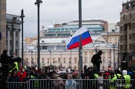 Люди митинговали несколько часов — полицейские (на удивление терпеливо) наблюдали за этим со стороны, периодически требуя, чтобы собравшиеся расходились. Uqear6dlrjmw0m