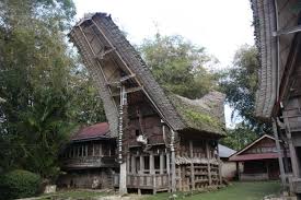 Bentuk konstruksi atau wujud keseluruhan dari tiga jenis rumah tongkonan tana toraja hanya satu. Rumah Adat Toraja Nama Keunikan Gambar Penjelasan