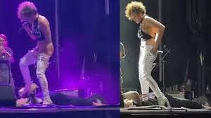 Ünlü şarkıcı sahnede hayranının yüzüne işedi - Son Dakika Magazin Haberleri