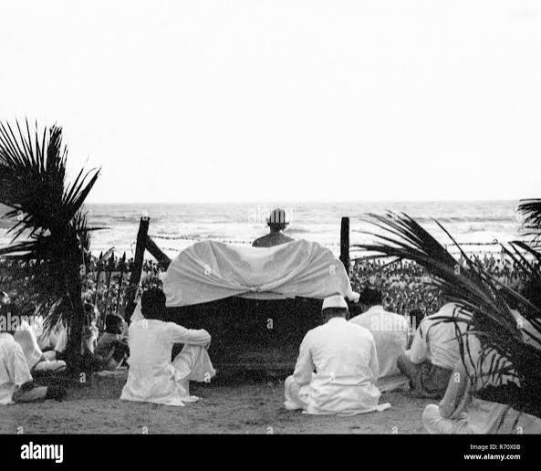 Mahatma Gandhi during prayer meeting at Juhu Beach, Bombay, Mumbai, Maharashtra, India, May 1944, old vintage 1900s picture Stock Photo - Alamy