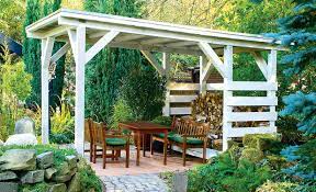 Stützsäulen laufen entlang der seiten und verbinden sich mit verschiedenen arten von gitterrahmen oben. Pergola Selber Bauen Selbst De