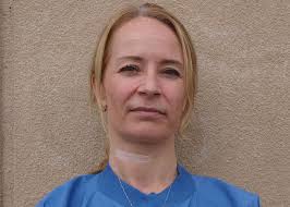 Överläkare fick diskbråck som krävde operation-nekades sjukpenning