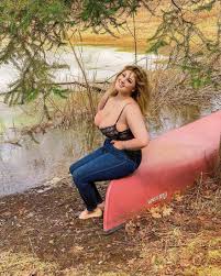 Adelina Manaut - Plus-Size Models - Curvage