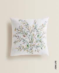 Zara home permette agli utenti di acquistare carte regalo, in vari tagli, che possono essere utilizzate sul sito o in negozio, perfette da donare ad amici e parenti che hanno una vera passione per la biancheria e gli oggetti d'arredo della casa. Federe Da Cuscino Zara Home