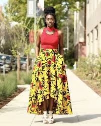 Robe longue un mélange du pagne avec de la dentelle rajoutée à la tenue chic le décolleté juste comme il faut se porte aussi bien en journée. 1001 Idees Jupe Africaine Des Rues D Accra Aux Podiums De Paris