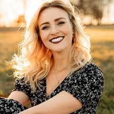 Kristi Connelly's Instagram, Twitter & Facebook