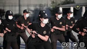 Hukuk, yönetim bilimi, yakın savunma ve silah bilgisi branşlarında çeşitli dersler verilmektedir. Polis Akademisi Polis Amirleri Egitimi Merkezi Nde