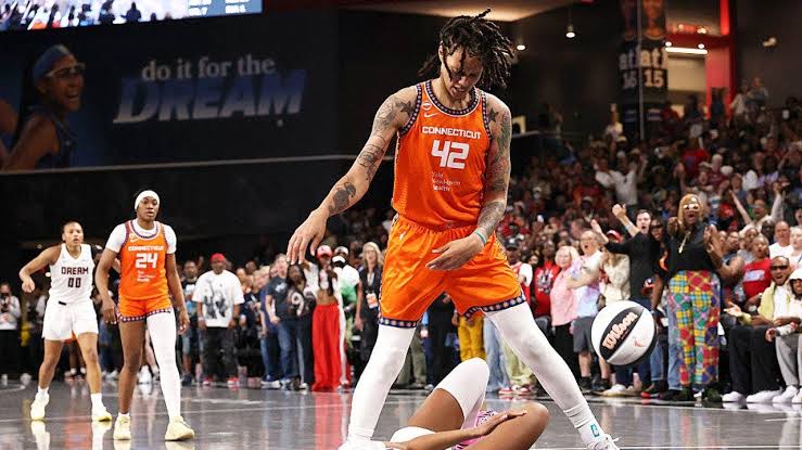 Brittney Griner throws Angel Reese to the floor like a rag doll in ...