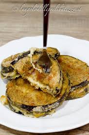 Una volta completata la panatura posate delicatamrente la cotoletta su un vassoio ricoperto di carta da forno 19, e proseguite con le altre. Melanzane Impanate Farcite Cotte Al Forno L Angolo Delle Prelibatezze