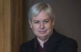 Jonathan Coe schetst hoe de helft van het Verenigd Koninkrijk de andere  helft voor geen cent meer vertrouwt